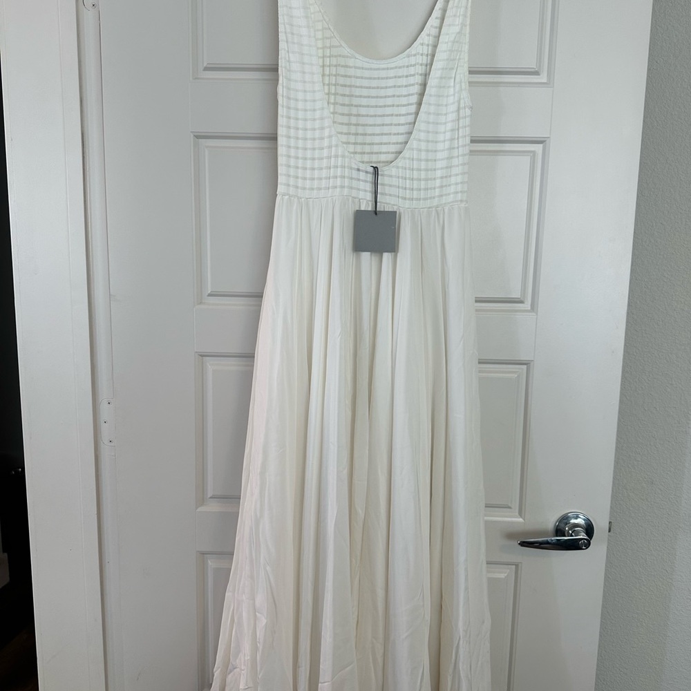 Elegant White Sleeveless Dress